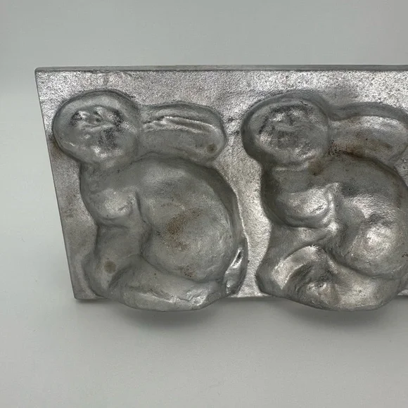 Vintage 3 Bunny Cake Mold - Picture 2 of 4